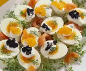 Harte Eier mit Kaviar und Lachs