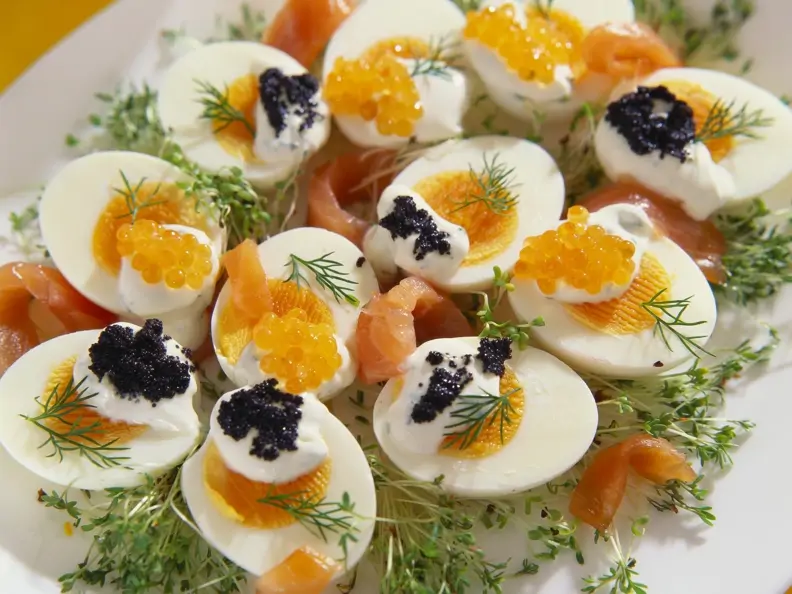 Harte Eier mit Kaviar und Lachs