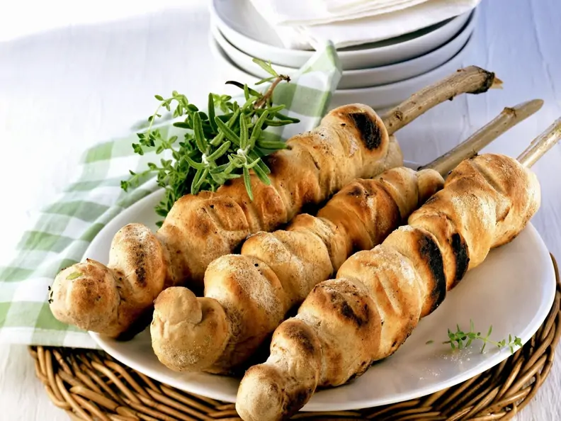 Stockbrot mit Kräutern