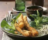 Schwarzwurzeln in Sesampanade mit Rapunzelsalat