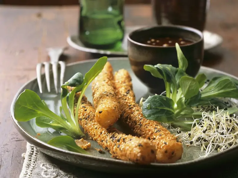 Schwarzwurzeln in Sesampanade mit Rapunzelsalat