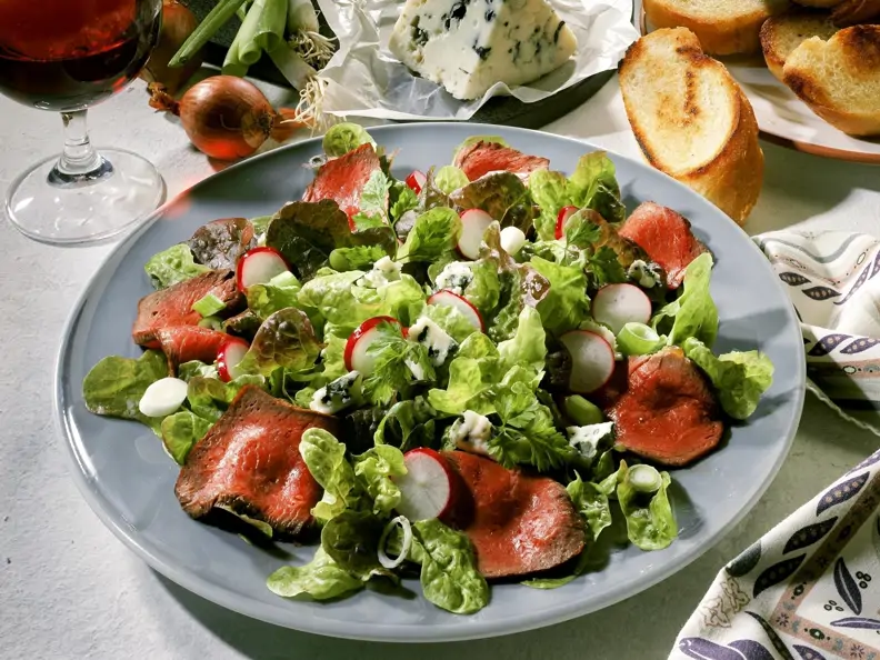 Blattsalat mit Entrecote und Blauschimmelkäse