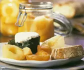 Italienische Senffrüchte mit Ziegenfrischkäse und Brot