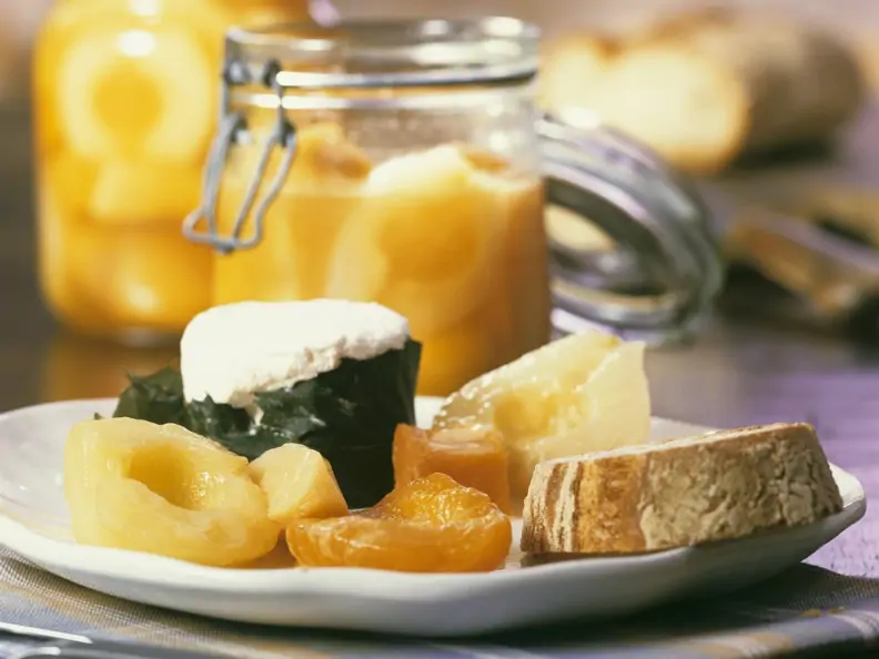 Italienische Senffrüchte mit Ziegenfrischkäse und Brot