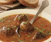 Scharfe Tomatensuppe mit Fleischklößchen