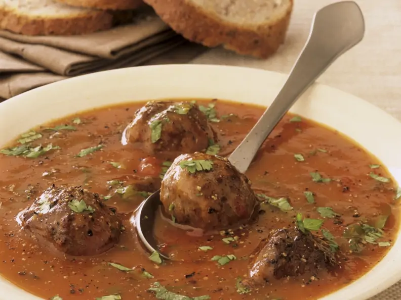 Scharfe Tomatensuppe mit Fleischklößchen