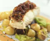 Heilbuttfilet mit Rotwein-Schalotten-Haube, Hummersoße und Gemüse