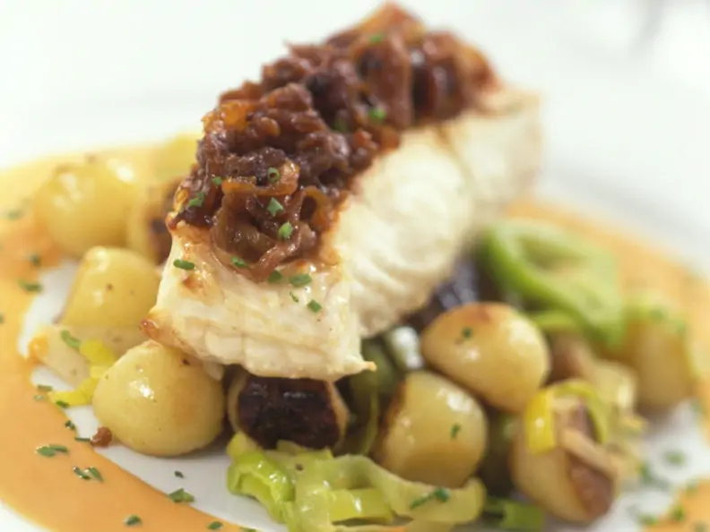 Heilbuttfilet mit Rotwein-Schalotten-Haube, Hummersoße und Gemüse