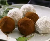 Schwarze und weiße Schokoladenkugeln