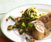 Putenroulade mit Käse-Schinken-Füllung dazu Bandnudeln