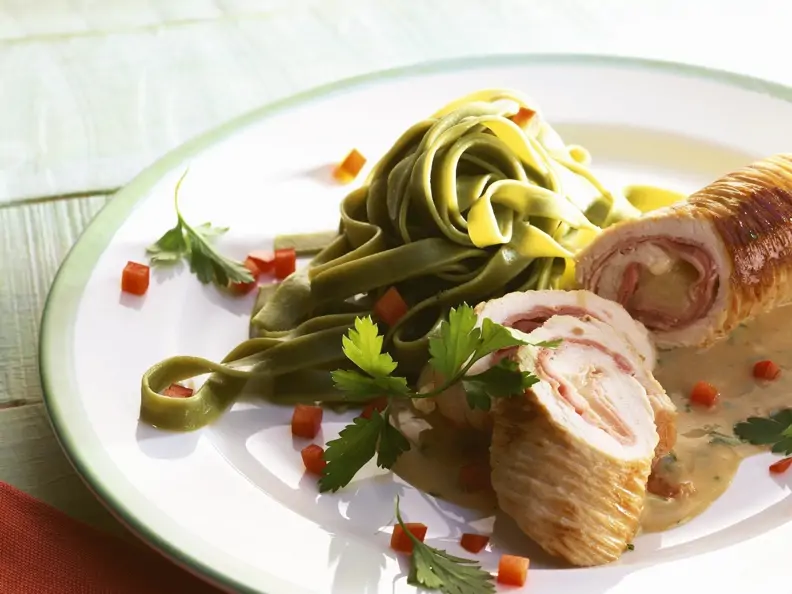 Putenroulade mit Käse-Schinken-Füllung dazu Bandnudeln