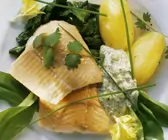 Geräuchertes Lachsforellenfilet mit Bärlauch