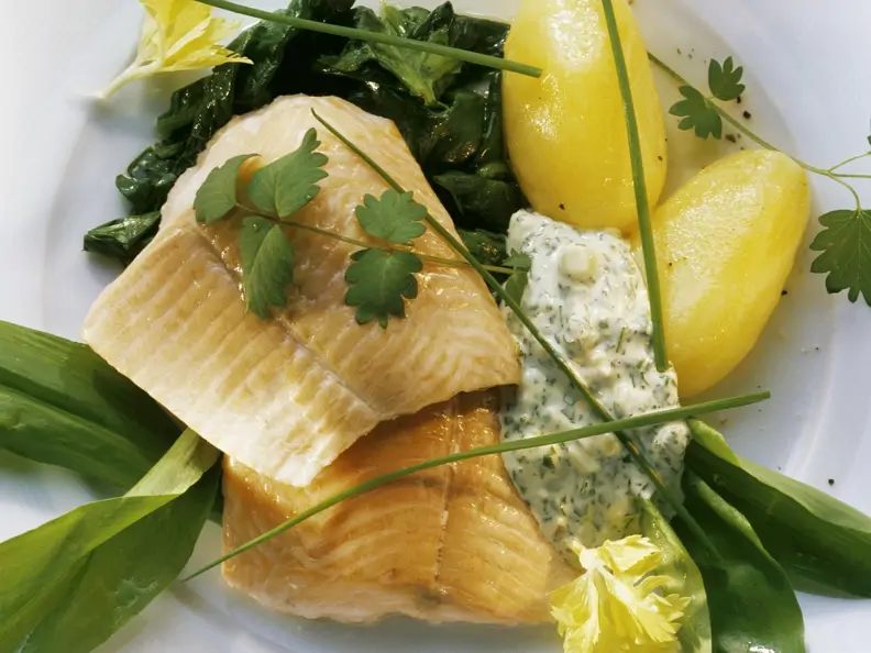 Geräuchertes Lachsforellenfilet mit Bärlauch