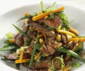 Rindfleischsalat mit Erdnüssen