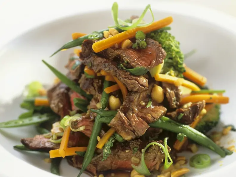 Rindfleischsalat mit Erdnüssen