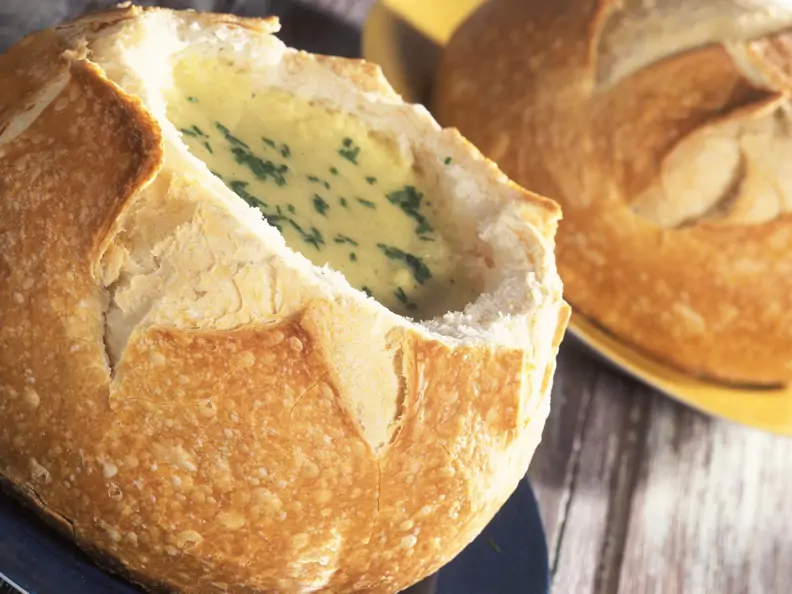 Maissuppe im Brotlaib