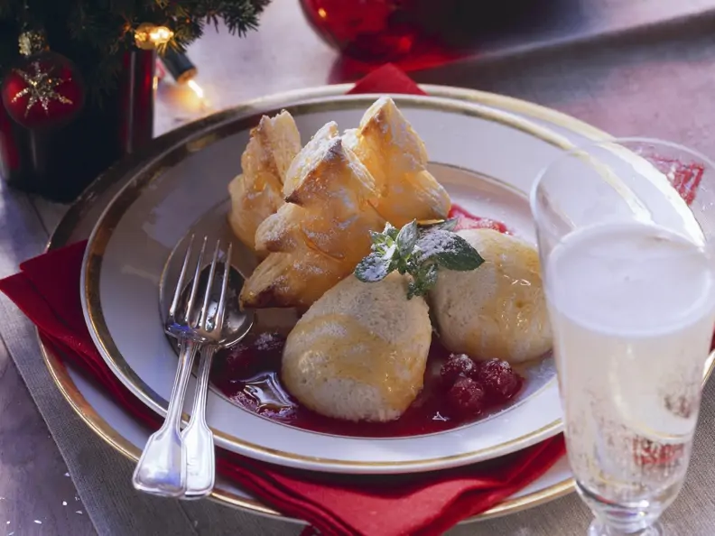 Weihnachtliches Honigmousse mit Fruchtsoße