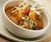 Vegetarisches Curry mit Sprossen
