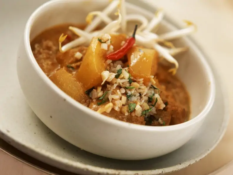 Vegetarisches Curry mit Sprossen