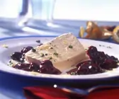 Parfait mit Zimt dazu warme Brombeeren