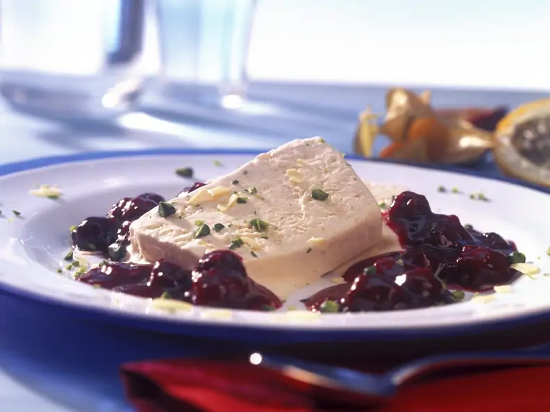 Parfait mit Zimt dazu warme Brombeeren