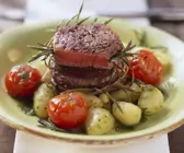 Straußenmedaillons mit Kartoffelgnocchi und Rosmarin