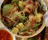 Nudel-Garnelen-Topf mit Mango auf asiatische Art