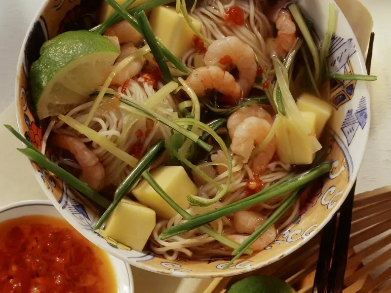 Nudel-Garnelen-Topf mit Mango auf asiatische Art