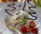 Vanilleeis mit Erdbeeren und Schokoladenbäumchen