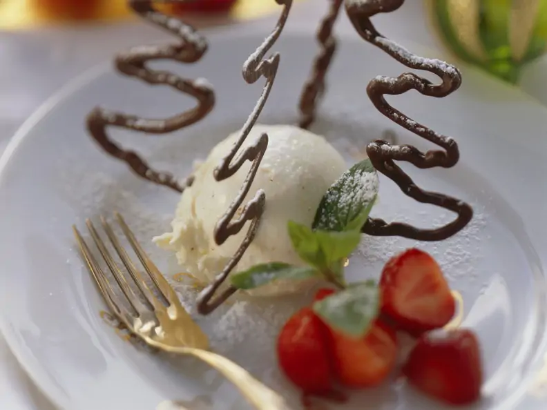 Vanilleeis mit Erdbeeren und Schokoladenbäumchen