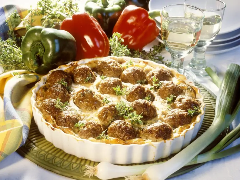 Kartoffel-Fleischbällchen-Auflauf mit Lauchzwiebeln