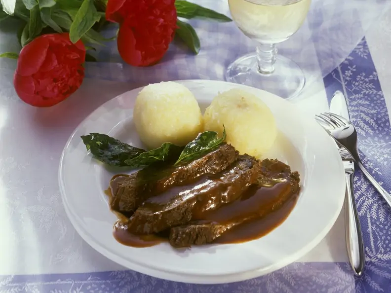 Sauerbraten mit Kartoffelknödeln