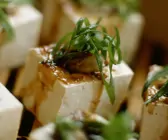 Gefüllte Tofuwürfel mit Lauch und Pilzen