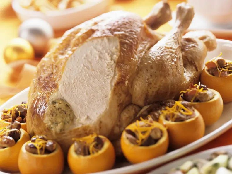 Gefüllter Truthahnbraten und Orangen mit Füllung