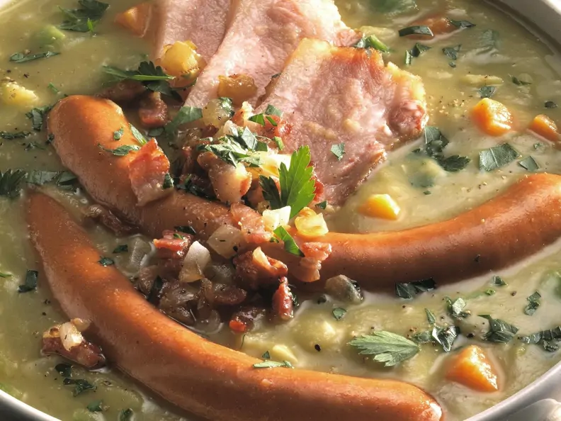 Erbsentopf mit Würstchen und Schweinefleisch