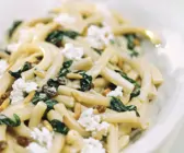 Pasta mit cremiger Spinatsoße und Rosinen