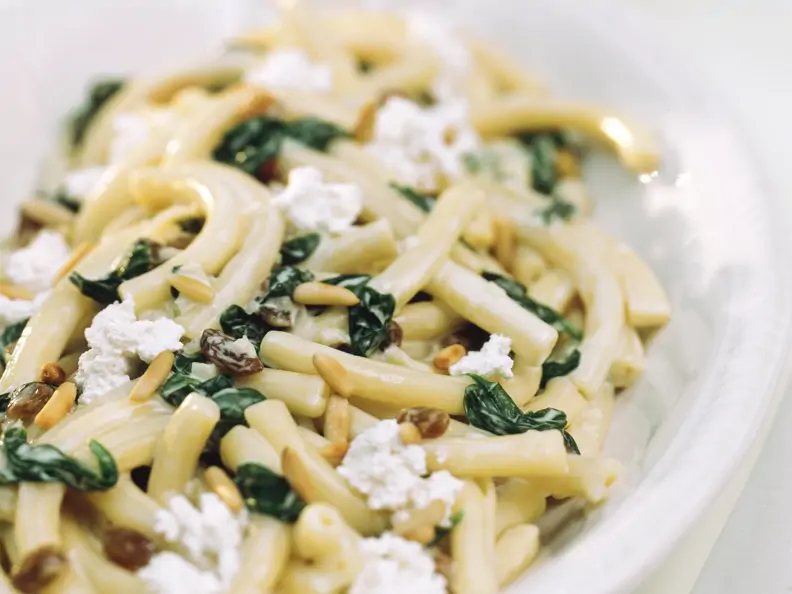 Pasta mit cremiger Spinatsoße und Rosinen