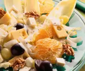 Salat mit Käse, Chicorée, Trauben und Walnüssen