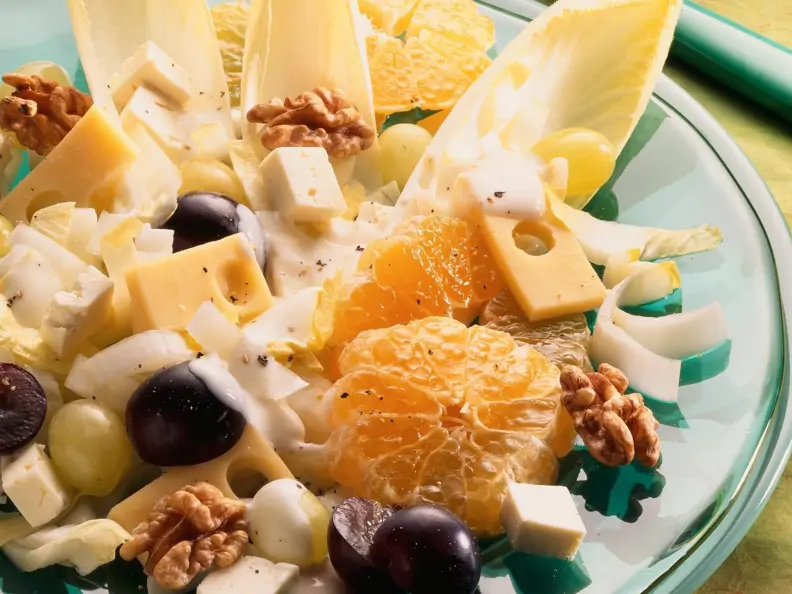 Salat mit Käse, Chicorée, Trauben und Walnüssen