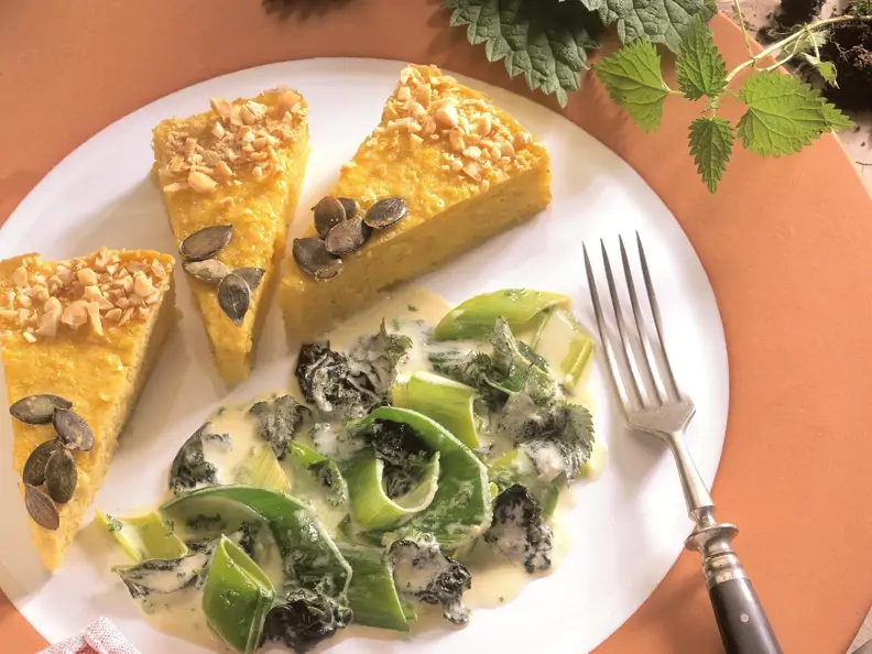 Kürbisquiche mit Lauch-Brennnessel-Gemüse