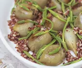 Gefüllte Zwiebeln mit rotem Reis und wildem Spargel