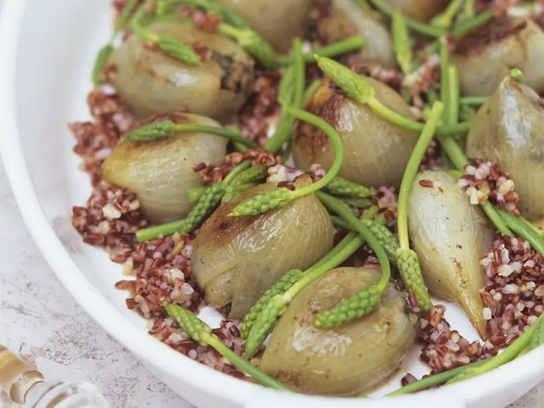 Gefüllte Zwiebeln mit rotem Reis und wildem Spargel