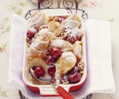 Croissantauflauf mit Kirschen