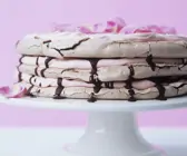 Schoko-Baiser-Kuchen mit Rosen-Chantilly-Füllung