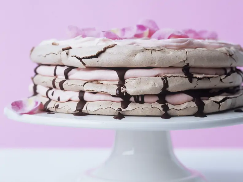 Schoko-Baiser-Kuchen mit Rosen-Chantilly-Füllung