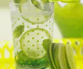 Limetten-Drink mit Minze