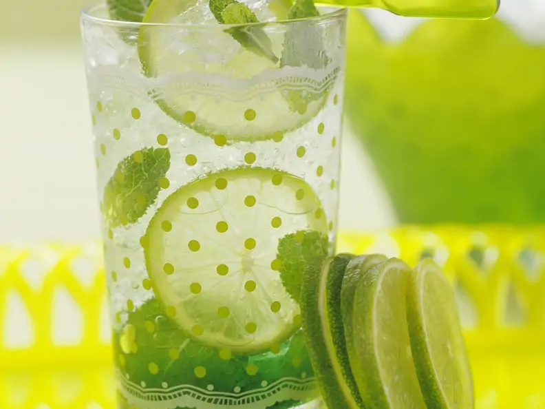 Limetten-Drink mit Minze