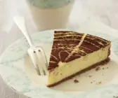 Cappuccino-Käsekuchen mit Kakaopulver-Dekor