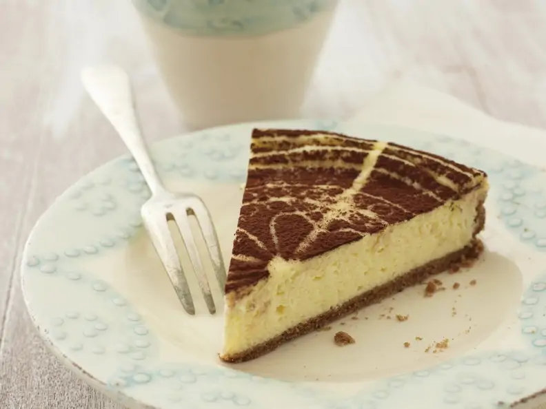 Cappuccino-Käsekuchen mit Kakaopulver-Dekor