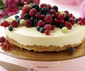 Eistorte mit weißer Schokolade und Beeren